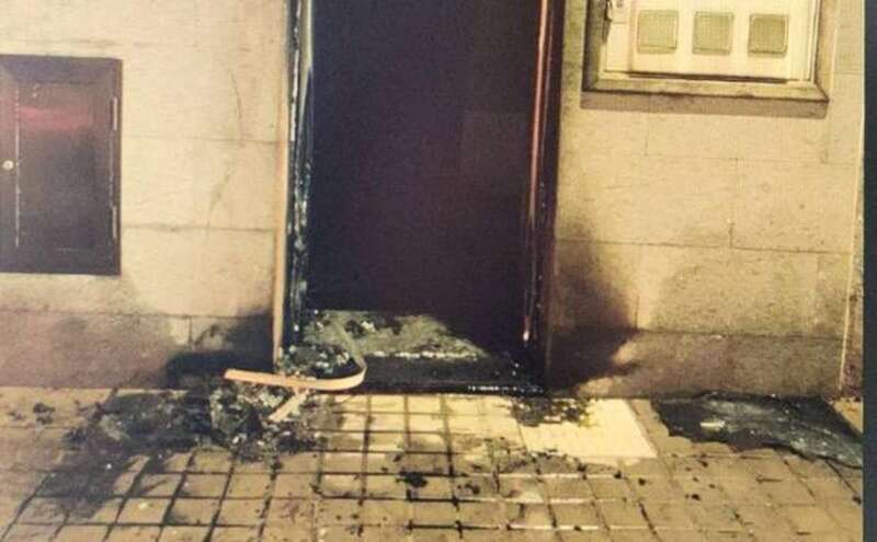 Imagen de la fachada y del colchón y neumático que usó el detenido para quemar la vivienda / C7